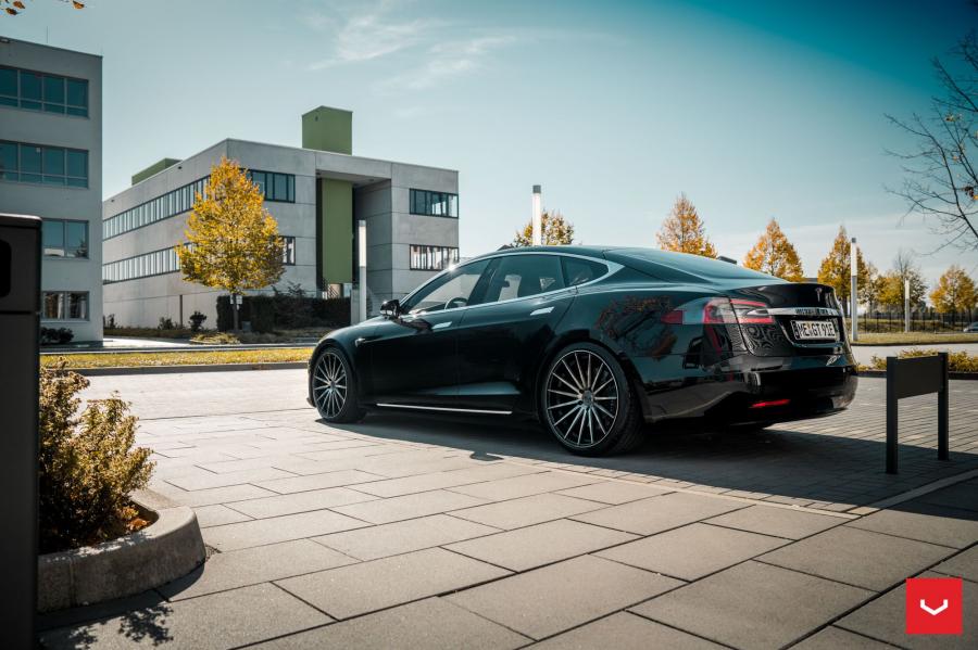  Tesla Model S on Vossen Wheels (VFS-2) 2018 года  (фото 4 из 43)